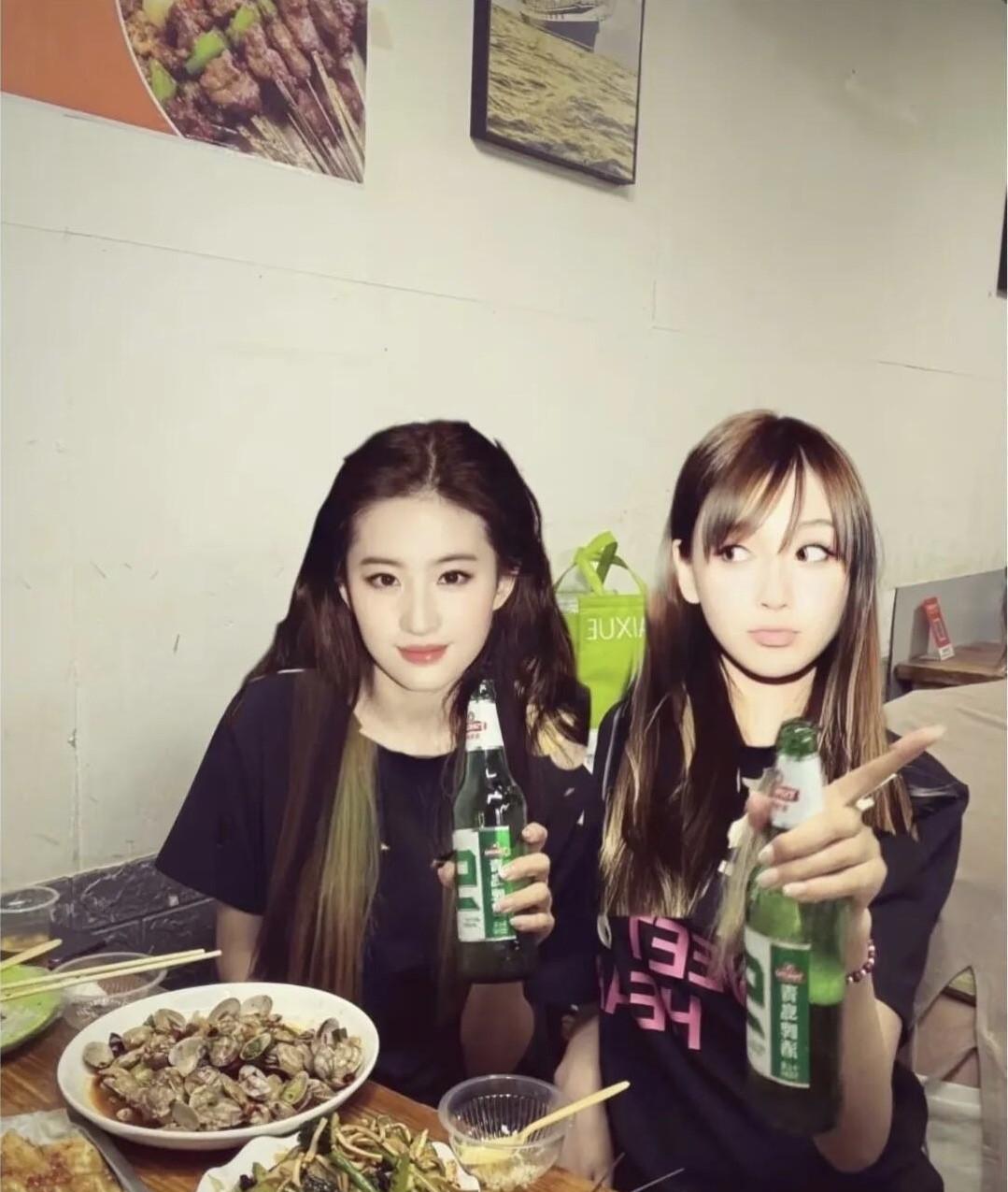 谁说杨颖是娱乐圈里大家公认的美女，坐在刘亦菲旁边，瞬间就被刘亦菲给秒掉了。感觉她
