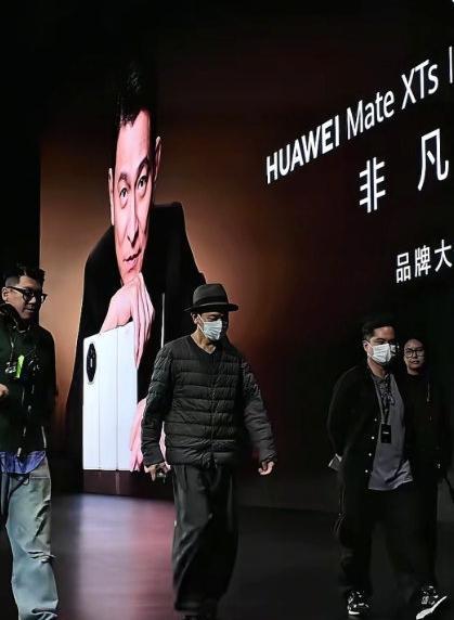 原来刘德华也不例外，
40岁的外形，63岁的身体，
再怎么保养也不得不服老，虚是