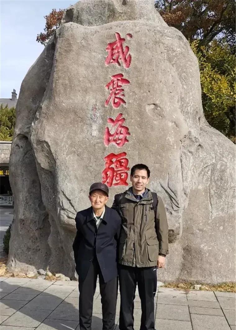 1979年，内蒙古一对夫妻生下儿子不想要，连夜送给村里刚丧子的贫农:“这孩子你要