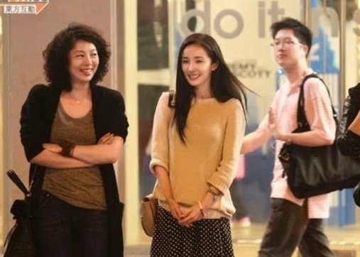 十年前香港街头的杨幂，
最美的时候，她选择了和刘恺威结婚生娃……

她和刘恺威在