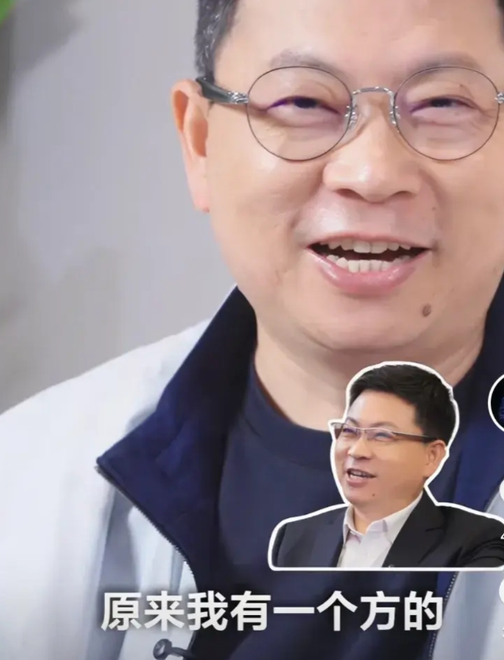 华为智能眼镜新的款型，完全看不出来有被设计过的痕迹，就和正常人戴的眼镜一样。比原