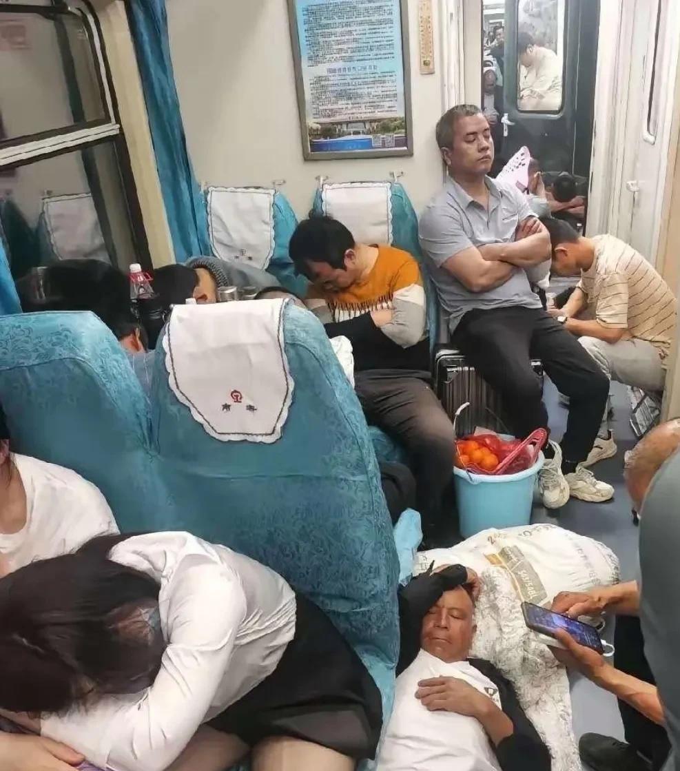 绿皮火车晚上真的就是这场景，想起了我坐在两截车厢中间的过道上，厕所的味儿是真难闻