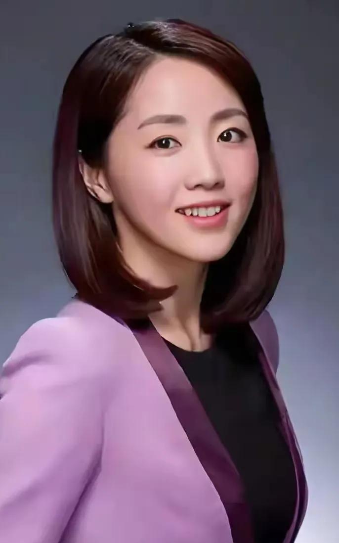 杨丹，1973年出生于湖南邵阳，毕业于中国传媒大学播音系 。1995年起担任央视