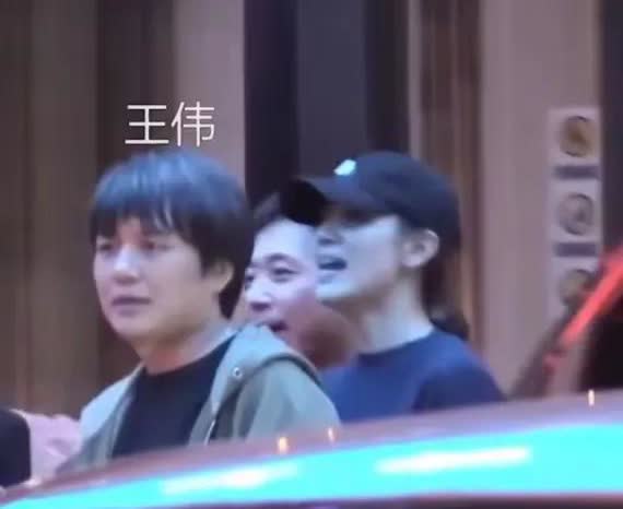 小宋佳的丈夫、王伟导演对魏大勋是真的器重。
接连让魏大勋出演了自己导演的两部主