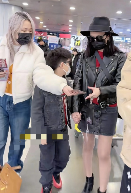 母子俩今天是亲子装吗！星星生日快乐！