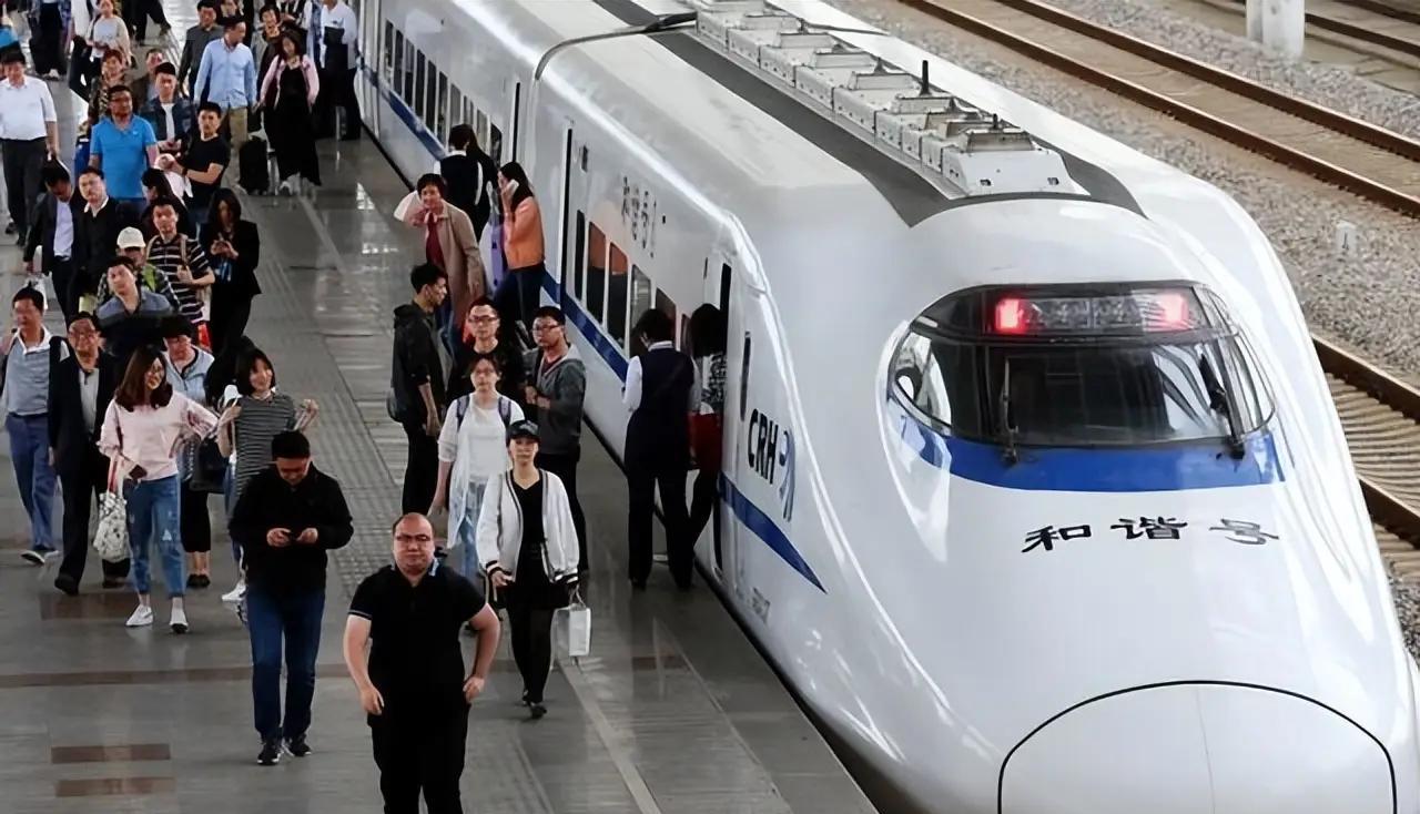 为什么中国的铁路只能一家垄断，而民航却可以百花齐放？一旦铁路不归国家管，硬座都敢