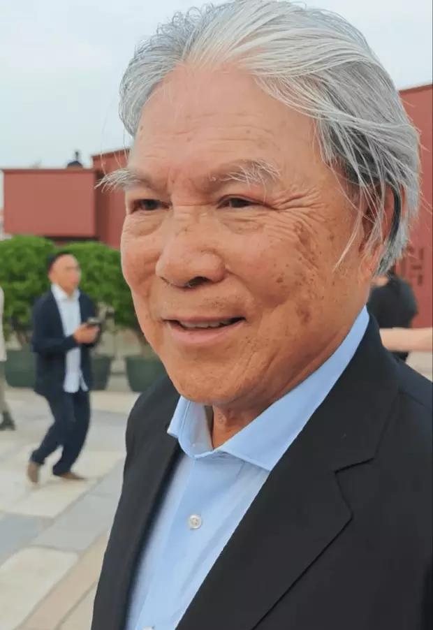 中国香港体育协会暨奥林匹克委员会会长霍震霆受邀观礼。
霍震霆看完阅兵直拍大腿：“