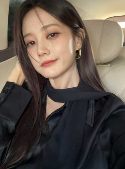 李一桐的黑色小纯欲妆造，这感觉很nice的， 不错！