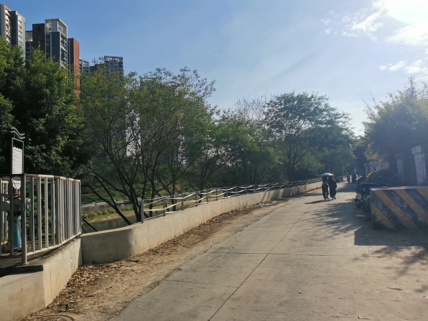 送了两年外卖，这条路线还是第一次走，不想却被它惊艳到了，只见路旁开着繁盛的粉色异