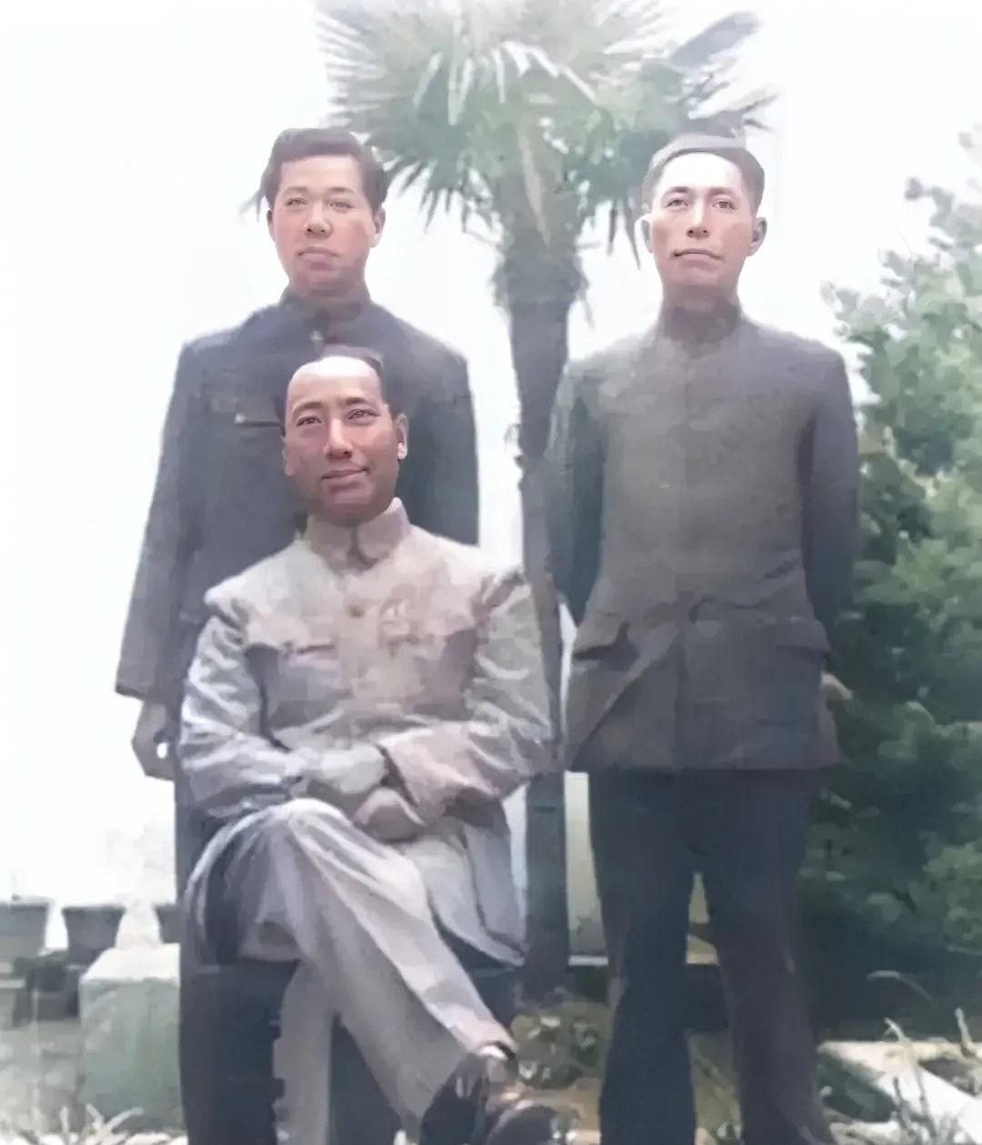 这就是军统副局长戴笠真实的样貌，都看一下吧！这并非演员饰演的，而是货真价实的历史