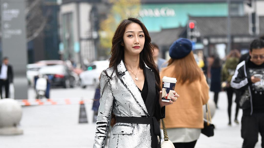 对半分，这样的美女搭配不一般