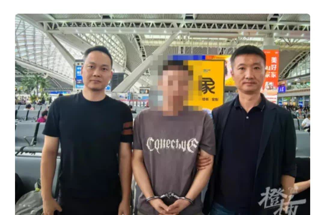 太震惊！逃亡18年的杀人犯成了老板、父亲
 
18年，一个孩子都能成年了！谁