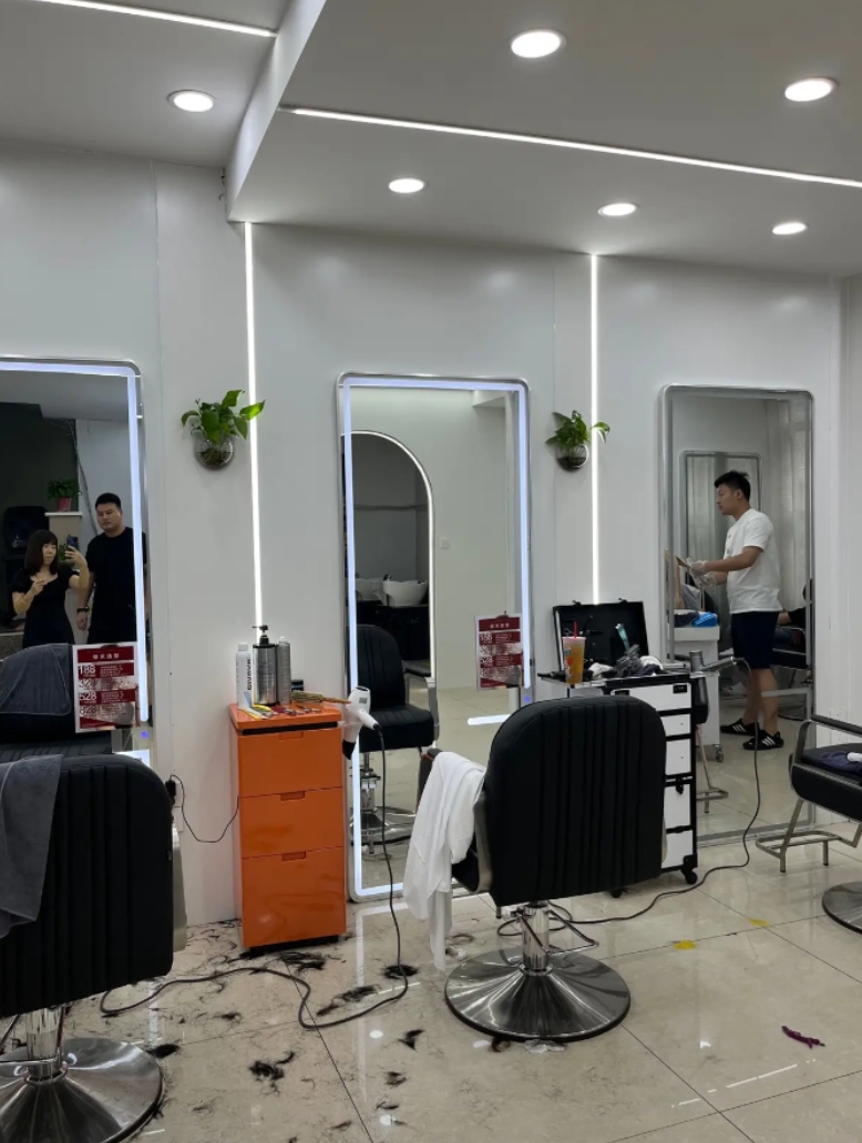 终于知道理发店倒闭的原因了

我家门口的两家理发店都接二连三的倒闭了，上次我和老