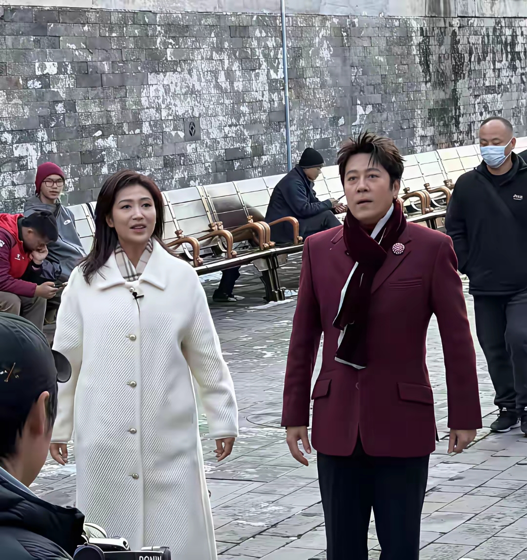 57岁的蔡国庆在故宫被偶遇，那状态简直绝了，嫩得像30岁。他身着暗红色西服，搭配