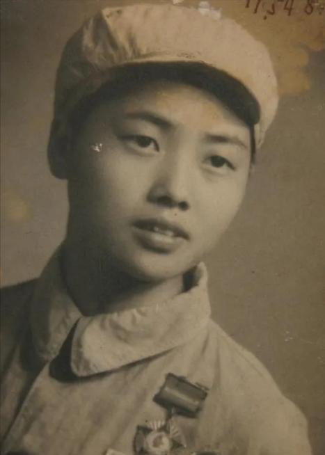 抗美援朝中，女护士张道华被美军的炮弹炸瞎了双眼，当场晕厥。醒来后，她听到美军在自