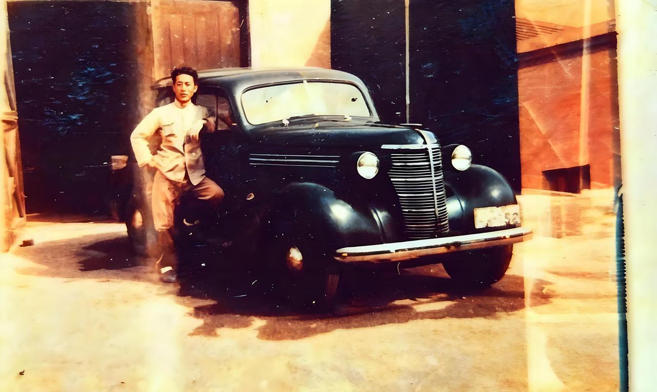 这是40年代的一辆小轿车，车漆锃亮，造型美观，雍容华贵。影视剧上也没有看到过有这