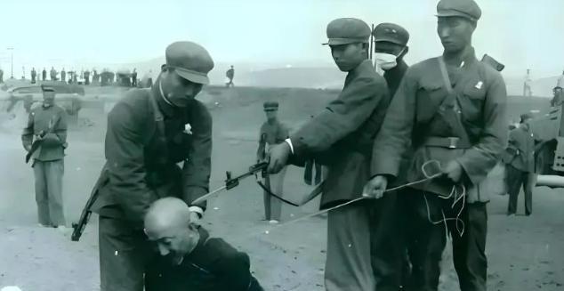 1950年，一次剿匪战斗中，一战士死死地盯住了女尼姑丰满的胸脯，排长不禁气得青筋