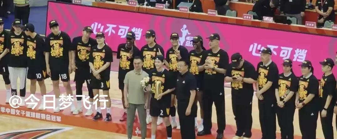 恭喜恭贺：广东女篮勇夺WCBA总冠军！
今晚，广东女篮在东莞大朗体育馆以81-6