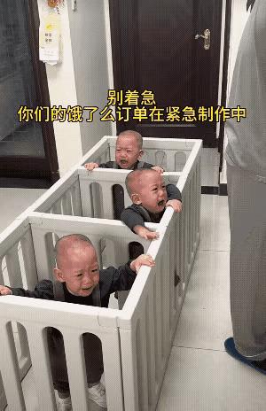 三胞胎的爸爸在泡奶粉
孩子早就饿的哇哇哇大哭[泪奔]