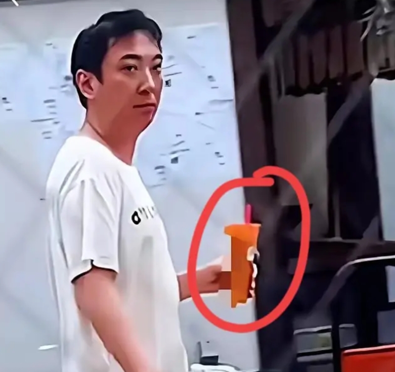 有种强烈预感，王思聪会成为下一个李亚鹏。

听说最近有人看见王思聪在日本街头溜达