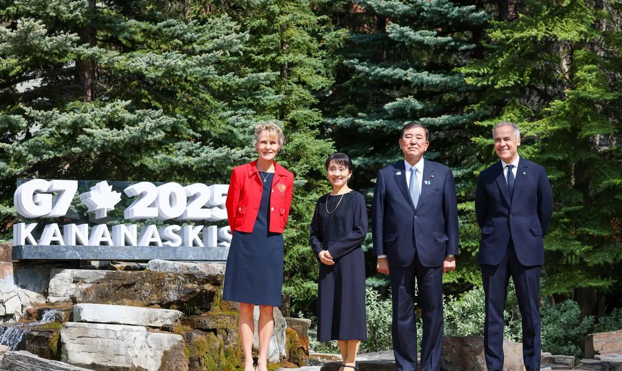 日本首相石破茂和夫人石破佳子在卡纳纳斯基斯G7峰会上与加拿大总理马克·卡尼以及妻