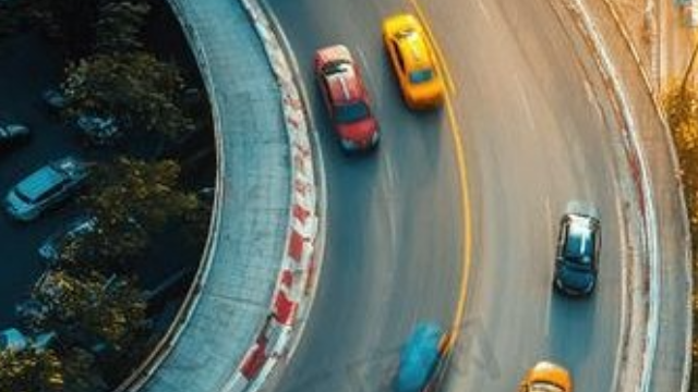 过弯窍门：为什么“慢进快出”是黄金法则？