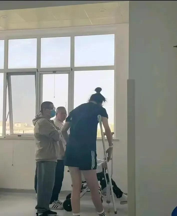 谁要再说现在就让李盈莹带着伤去集训，去比赛，就跟他急！看下面这张图，李盈莹拄着拐