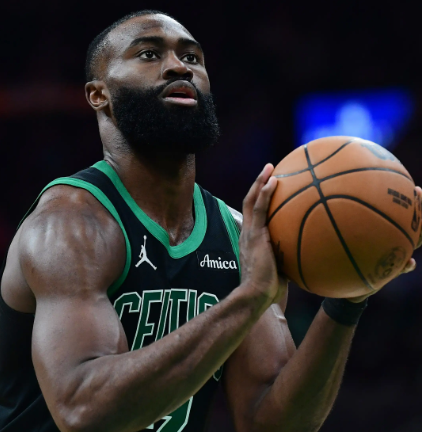 杰伦布朗真的值得MVP啊，这赛季确实不错
第一，布朗第一次拿，
第二，有故事性，