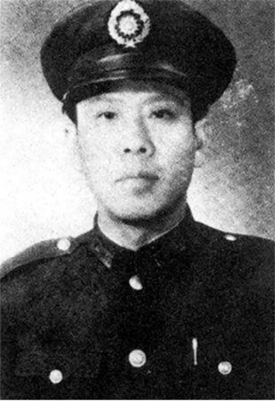 1948年11月，黄百韬战死后，留存遗物中有一张特殊的通行证，据说国军将领见到后