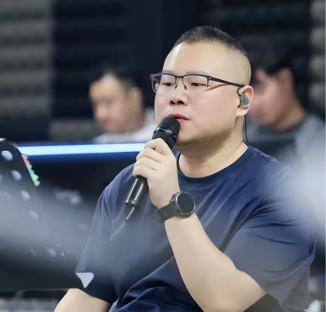 一觉醒来
岳云鹏成为全网最大的笑话了吧
不是他要开演唱会，也不是他又胖了，而