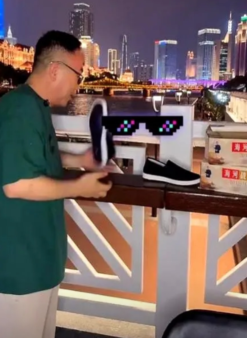 开播20分钟，90万赞砸脸
杨议把海河边直接变大型露天相声场子
昨晚七点，天津海