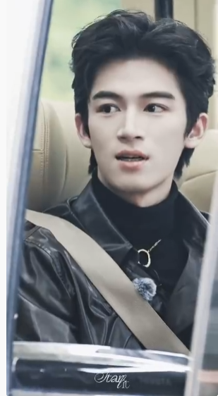 王星越穿机车皮衣，宛如行走的荷尔蒙，每一步都踏在我心尖!这气质身材绝了，导演们别