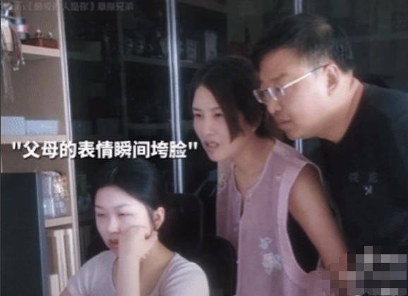 好心疼！北京，一对父母满怀期待地和女儿查看高考成绩，不料看到566分后，父亲脸色