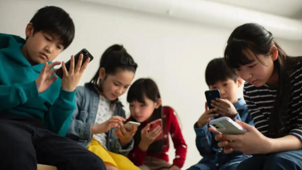 “手机上瘾”失控成灾，中国何时动真格救孩子？