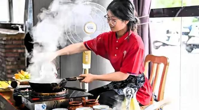 全网刷屏的桂林扁担女孩”刘燕，又交出亮眼成绩单。高考一结束，她就火速上岗餐厅暑假