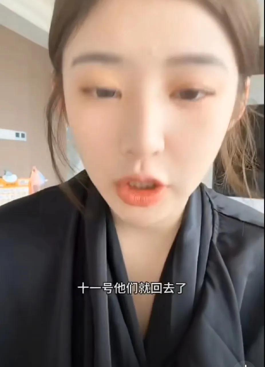 黄一鸣说自己在家里没有尊严。黄一鸣的处境，是经济独立与人格尊严的撕裂。亲情成零和