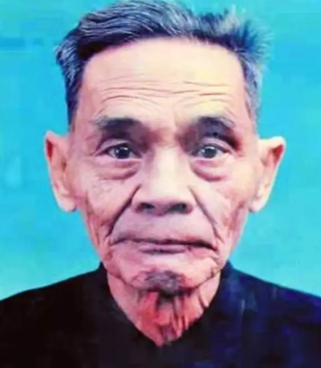 他叫叶依奎，是一名潜伏了42年的地下党员；他也叫谢汉光，是一个离家42年的丈夫。