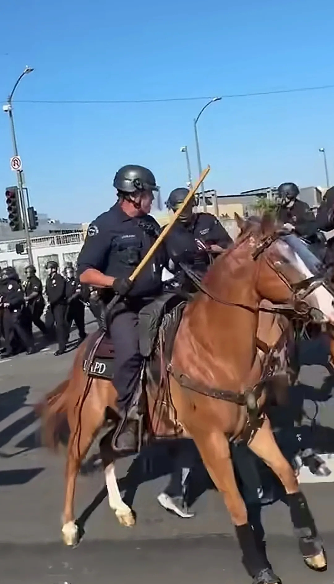 洛杉矶骑警出动，场面失控了











天呐！洛杉矶街头简直乱成一锅粥