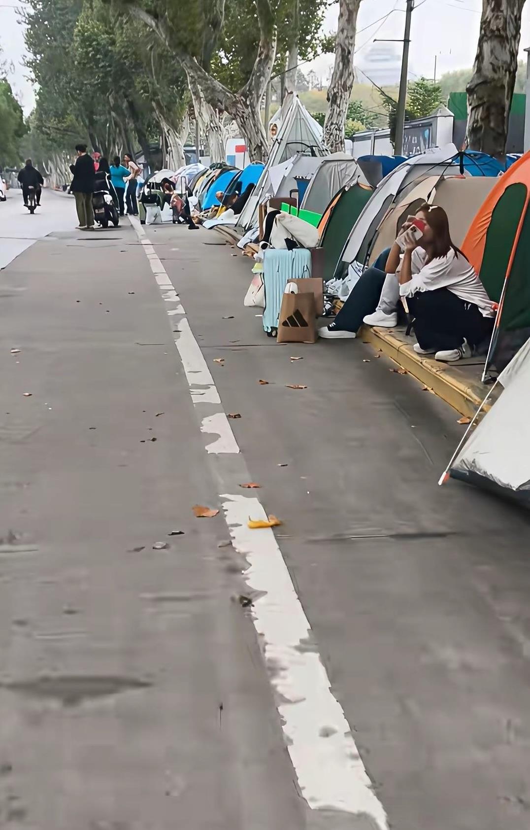 现在好多人搭帐篷，安全没啥大问题，天气也不热了。上厕所去公共卫生间，洗澡用一次性