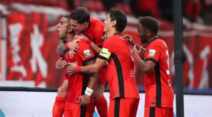 炸了！成都蓉城4-1狂胜海港，登顶中超！
缺兵少将反而踢出赛季最强一战——30分