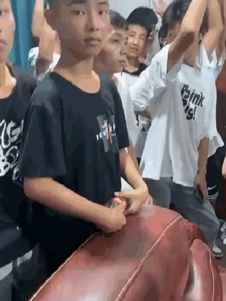 初中不努力，没考上高中……
还是那句话，社会上每个岗位都需要角色去扮演，人人都有