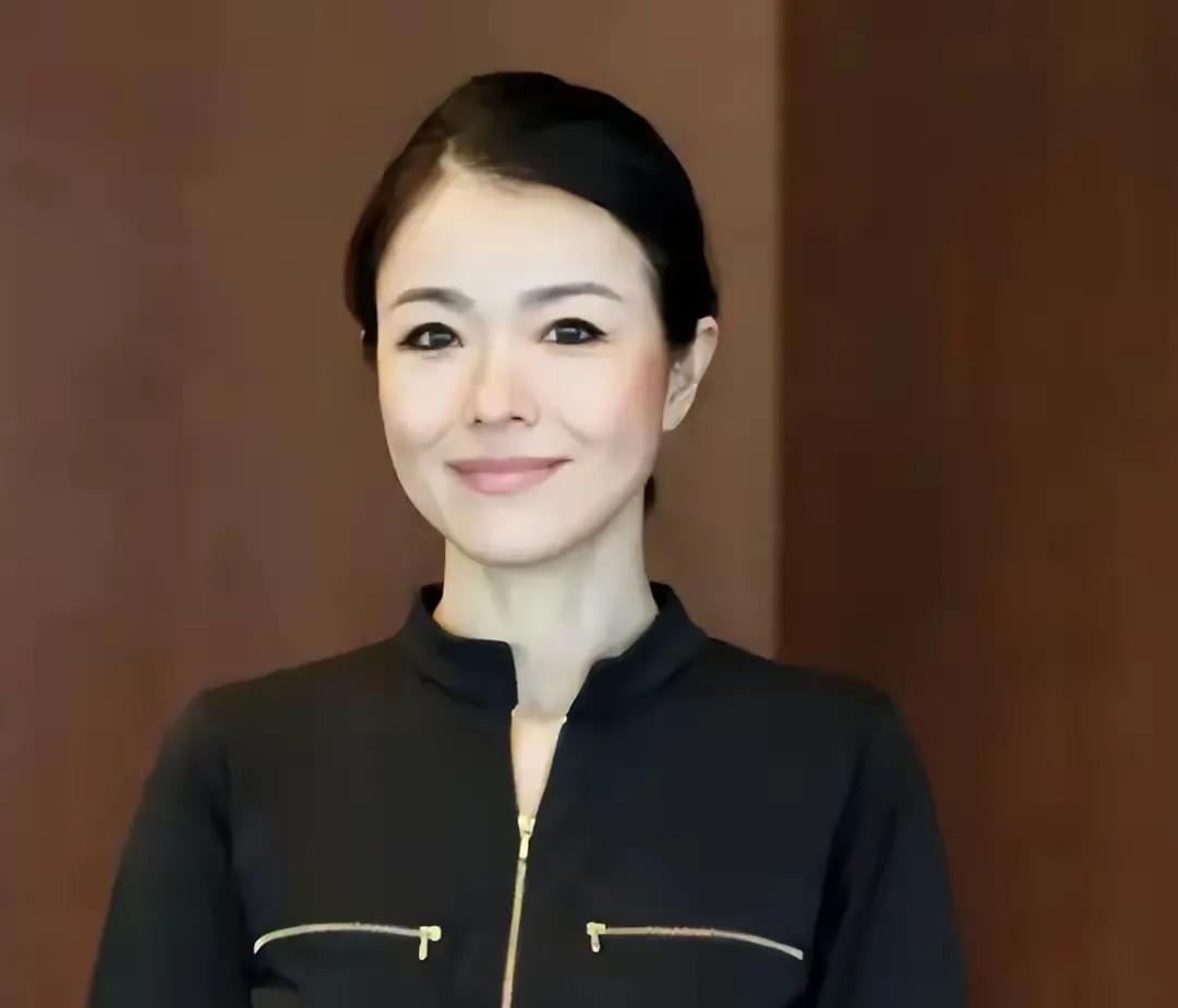 毛晨月因涉及一宗刑事案件被中方执法部门依法采取限制出境措施！
毛晨月出生在中国上