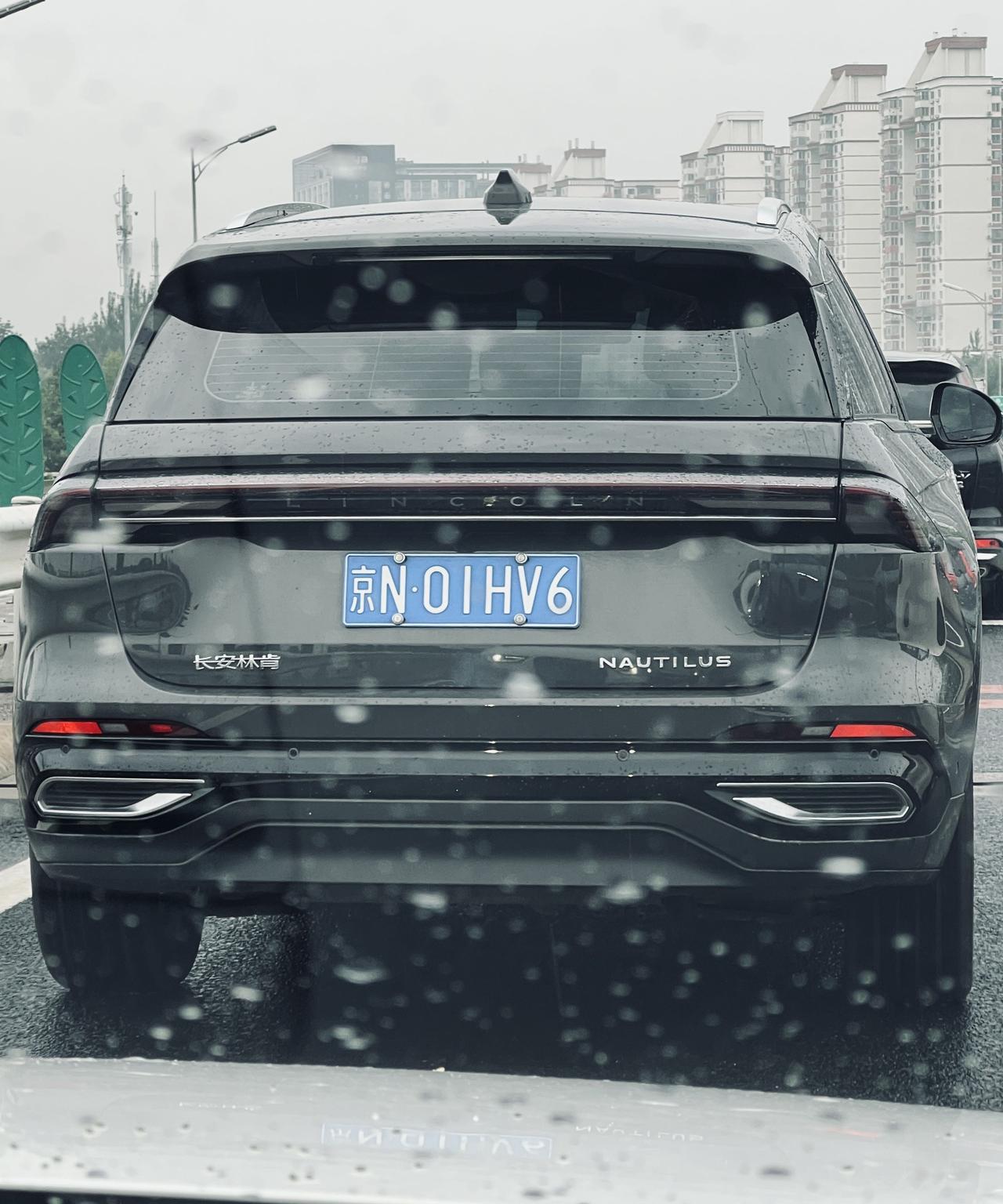 看得出是林肯，具体什么车不知道。我都不知道，还有几个普通人能知道。不止林肯，大众
