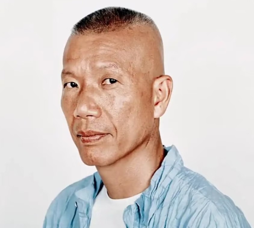 蔡国强，
实在不行你就退圈吧！
主要是大家都看不下去了，

身为一个专业的艺