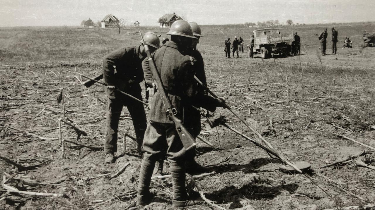 1946年头戴Adrian头盔的南斯拉夫士兵在Srem平原扫雷，轴心国1944年