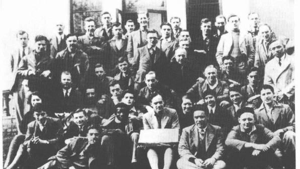 1935年，李四光在英国伯明翰大学讲学期间与友人的合影（第三排右一为李四光）。当