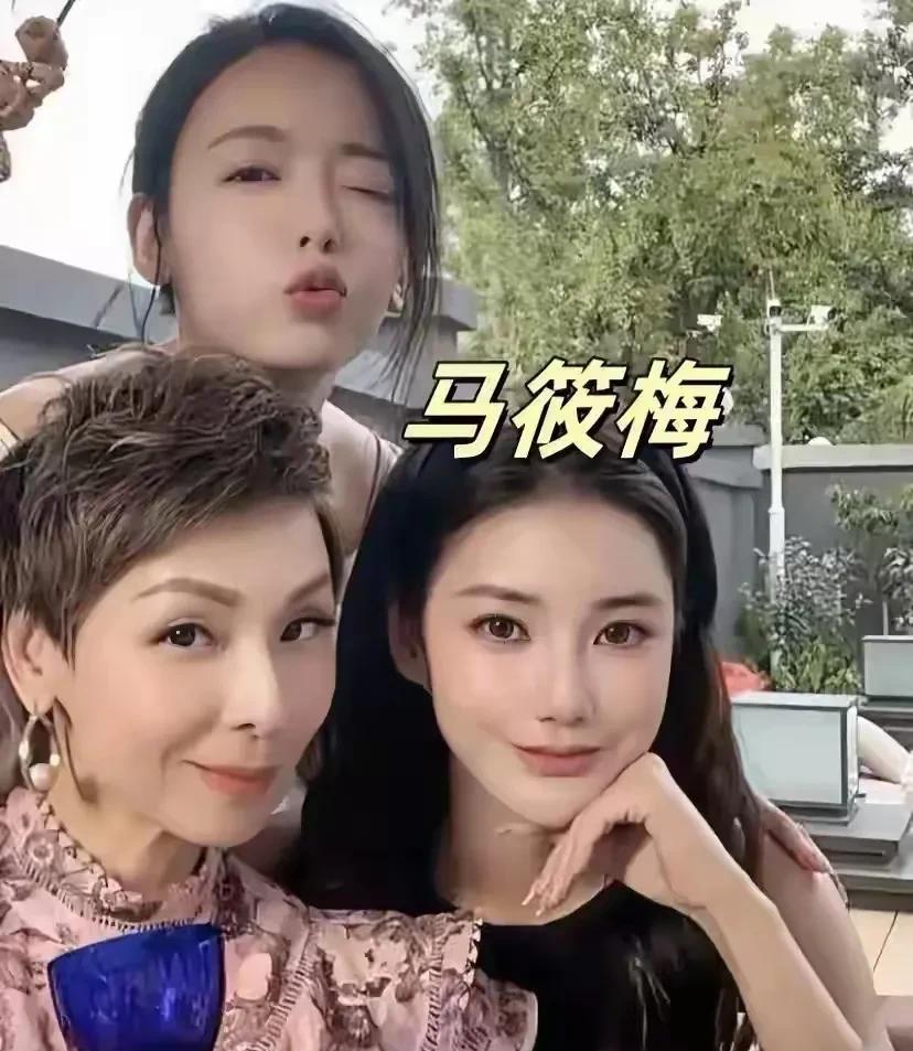 玥儿过生日汪小菲送她香奈儿的包包，马莜梅带玥儿去吃人均888的下午茶，给玥儿穿几