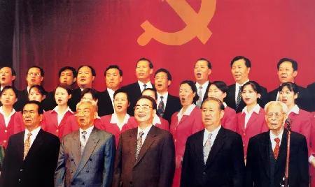 2001年6月19日，干部职工举行“党在我心中”大型演唱会，庆祝中国共产党成立8
