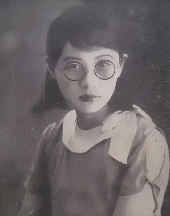 1909年，16岁的白薇与婆婆吵嘴，丈夫居然抡起凳子砸在她背上，婆婆见她倒下，扑