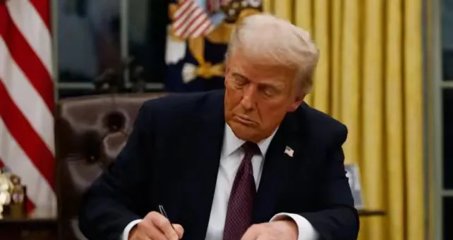 特朗普身体不好，美国要变天？











万万没想到啊，特朗普这老头儿